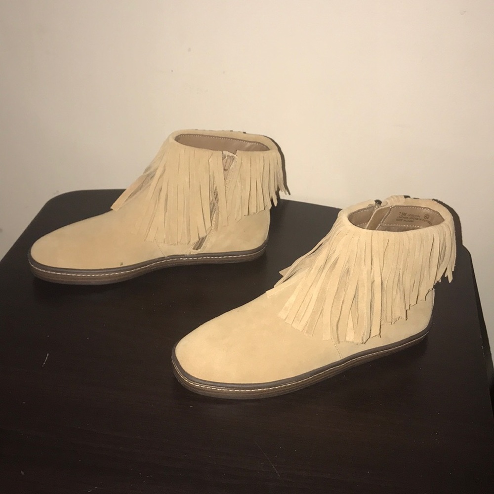 New! Women’s tan size 7.5 fringe booties